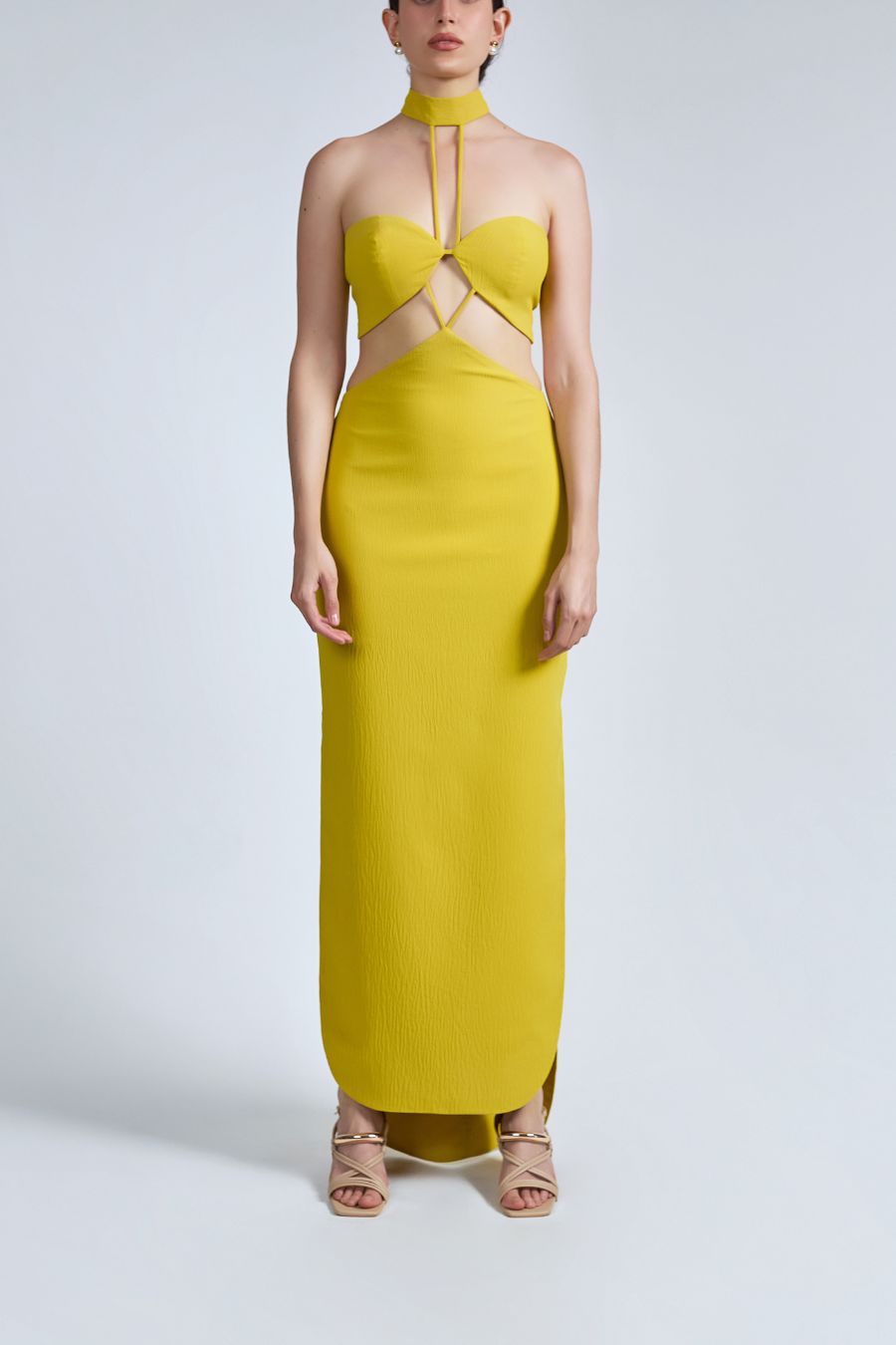 vestido sin mangas amarillo